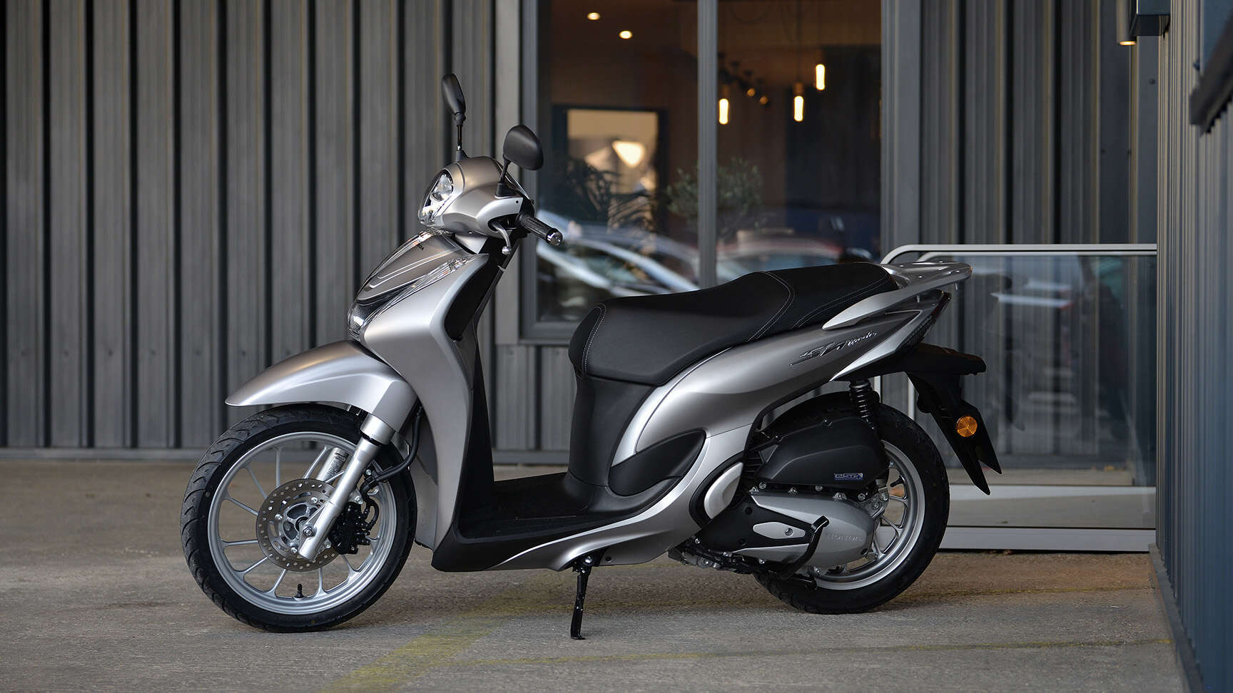 SH Mode – oldalról készült felvétel egy parkolóban